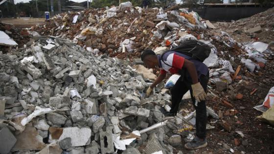 Entre los escombros del terremoto en Cali, familias buscan recuerdos de sus vidas