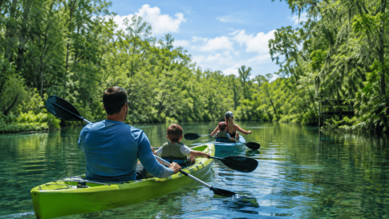 Familia recorriendo en kayak un entorno natural de Florida durante una experiencia al aire libre cerca de Orlando.