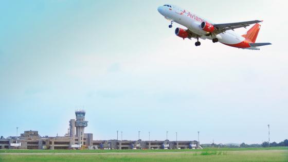 Avion volando en aeropuerto de Barranquilla