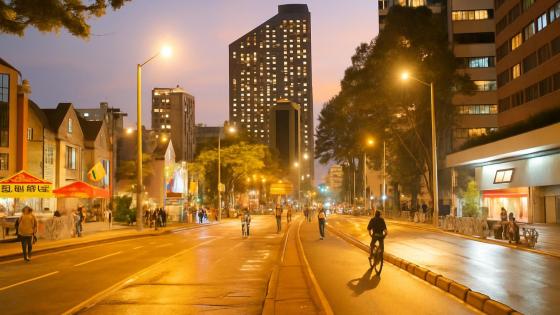 Multitud disfrutando de la Ciclovía Nocturna en Bogotá.