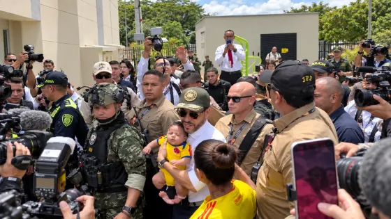 Abelardo cargando a bebe