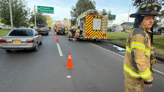 Trancón en calle 26 por derrame de aceite cerca de Aeropuerto El Dorado