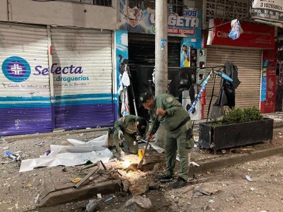 Fuerte explosión frente a droguería en Caquetá.