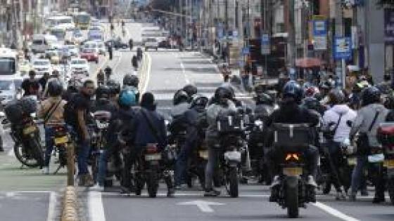 Motociclistas bloquean una vía en protesta a la restricción de movilidad impuesta por el gobierno municipal este jueves, en Bogotá (Colombia).