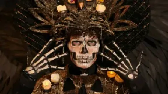 Persona con su disfraz de Halloween