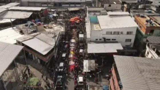 Fotografía aérea de cuerpos sin vida este miércoles, en una calle de Río de Janeiro (Brasil).
