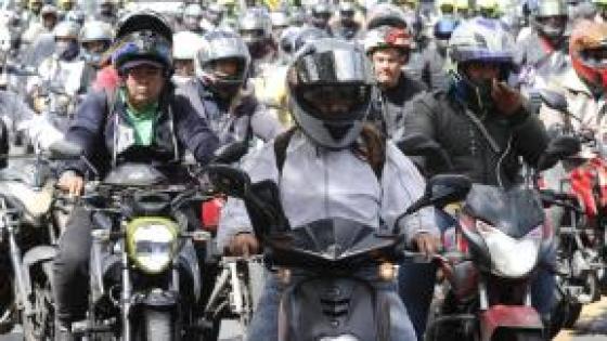 Motociclistas bloquean una vía en protesta a la restricción de movilidad impuesta por el gobierno municipal este jueves, en Bogotá (Colombia). 