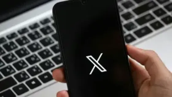 Mano que sostiene celular