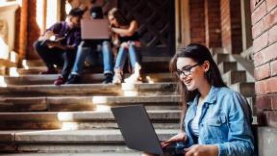 Imagen de referencia de estudiantes en universidad.