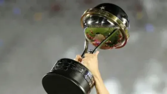 Walter Bou de Lanús celebra con el trofeo este sábado, al ganar la final de la Copa Sudamericana frente a Atlético Mineiro en el estadio Defensores del Chaco en Asunción (Paraguay).