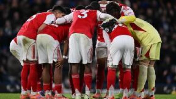 Arsenal team huddle at start of the second half during the English Premier League match between Chelsea and Arsenal in London, Britain, 30 November 2025.