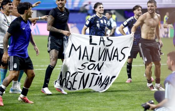 Reino Unido pide a la FIFA investigar a Argentina por pancarta sobre las Malvinas