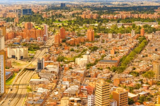 Edificio moderno diseñado para soportar sismos sin daños
