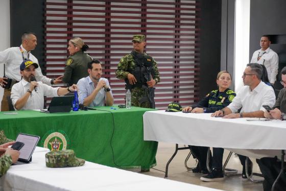abelardo con el ministro de vivienda reunido para la reconstruccion del pais