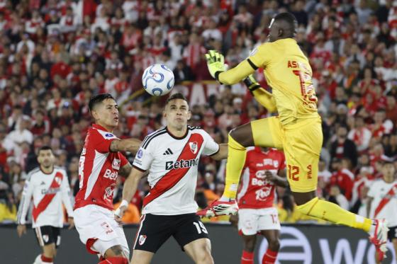 Santa Fe perdonó a River Plate y apenas pudo empatarle en El Campín.