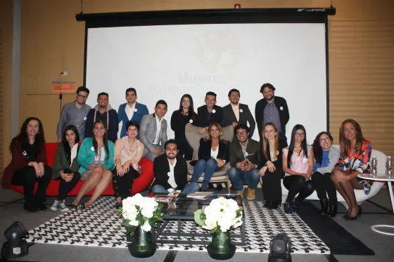 Andrea Alvarado y el equipo de KienyKe. 