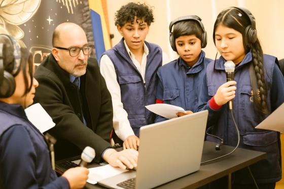 Estudiantes en taller radial durante la VIII Radiatón en Bogotá