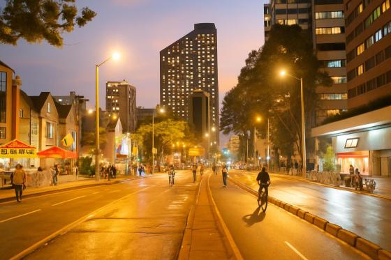 Multitud disfrutando de la Ciclovía Nocturna en Bogotá.