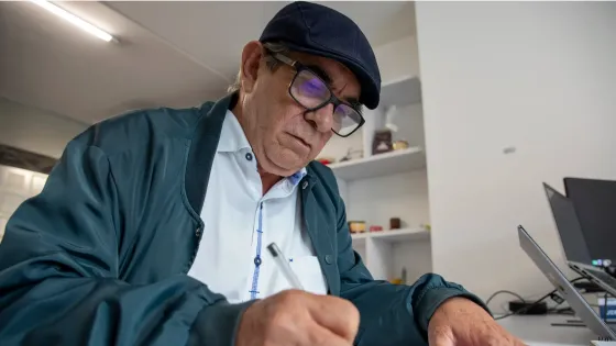 Timochenko firmando sanción de la Jep
