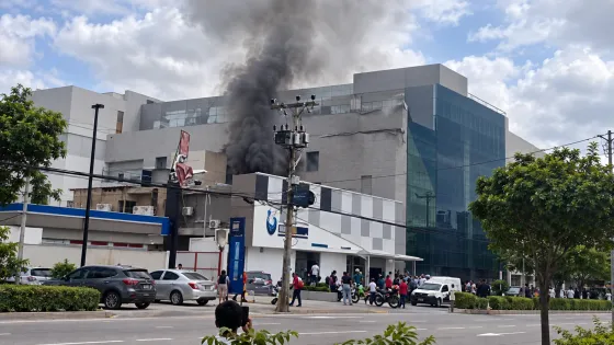 Clínica Santa Mónica esta incendiada