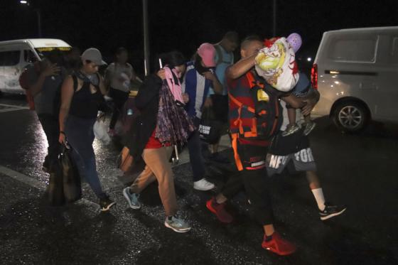 Caravana migrante avanza hacia la frontera de EE. UU.