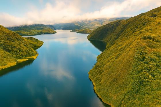 Embalse de Chuza con altos niveles de agua, crucial para Bogotá.