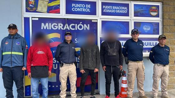 Funcionarios de Migración Colombia durante procedimiento de control migratorio