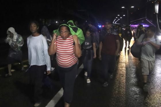 Caravana migrante avanza hacia la frontera de EE. UU.