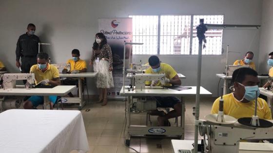 Presos panameños hacen tapabocas