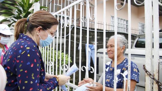 Ministra Turner junto a adulta mayor
