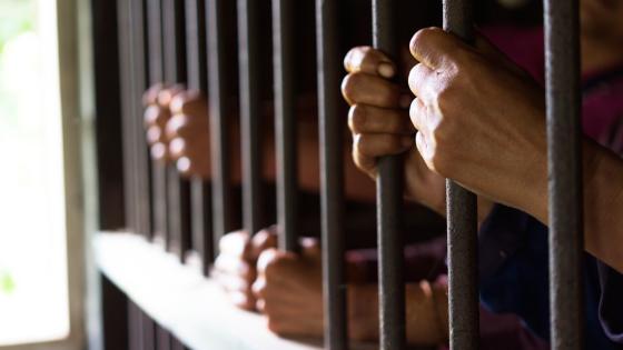 arrestos por violar toque de queda