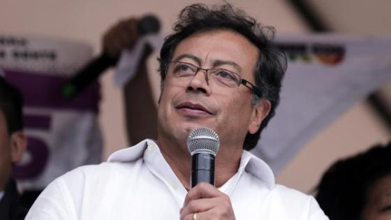 La estrategia de Gustavo Petro para convencer a cospiranoícos