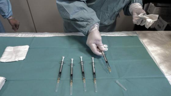 Las vacunas tardan un poco en surtir efecto: los especialistas afirman que eso quiere decir que el cuerpo está haciendo su trabajo