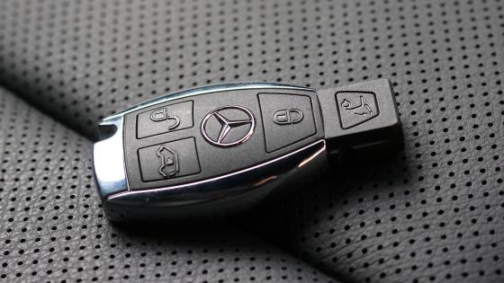 ¿Cómo arrancar el carro en segunda si está varado?