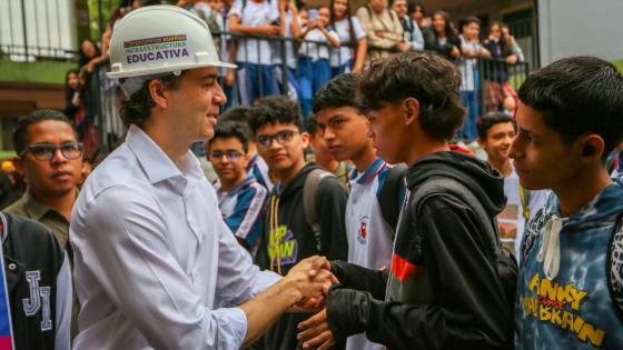 Daniel Quintero invierte en instituciones educativas Medellín 