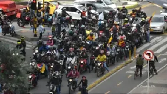 La nueva restricción de motocicletas en Bogotá provocó bloqueos.