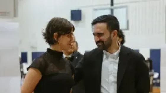 Zohran Mamdani junto a su esposa, Rama Duwaji