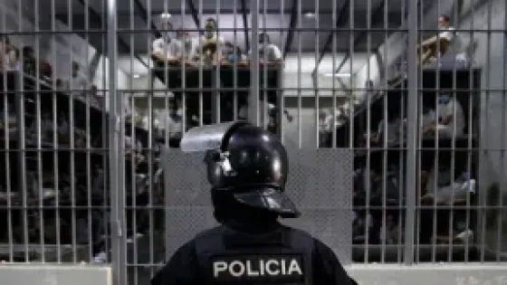 Policía cuestionando una celda