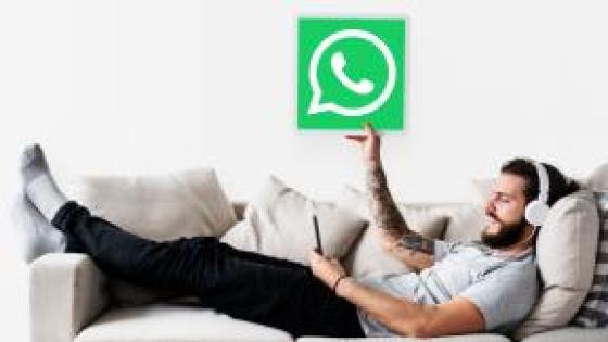 Persona usando WhatsApp.
