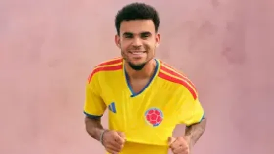 Luis Díaz con la nueva camisa de la selección Colombia