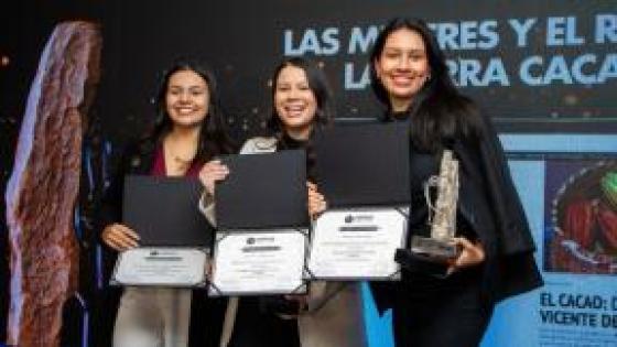 La Universidad Pontificia Bolivariana ganó el Premio Xilópalo 2025 por su crónica sobre el rol vital de las mujeres campesinas y el cacao.