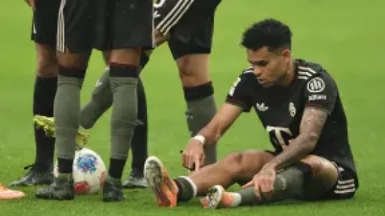 Luis Díaz en el banquillo contra el Leverkusen
