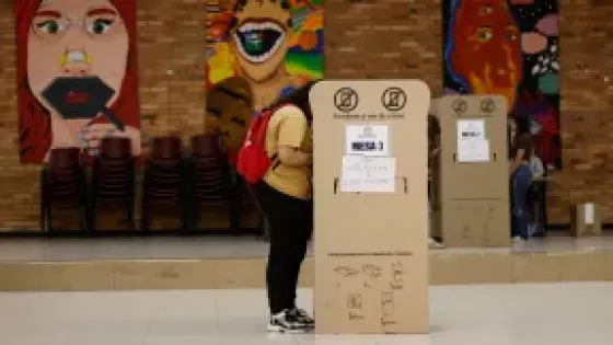 Persona votando en elecciones colombianas.