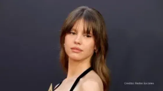 Mía Goth color melting cabello