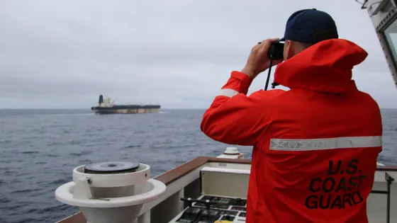 Imagen publicada en la cuenta oficial de X del Comando Europeo de los Estados Unidos en la que confirman la interceptación del "Marinera", antes conocido como "Bella 1", un buque petrolero sancionado que huyó antes de llegar a Venezuela, tras rastrearlo en el Atlántico durante casi tres semanas de persecución. 